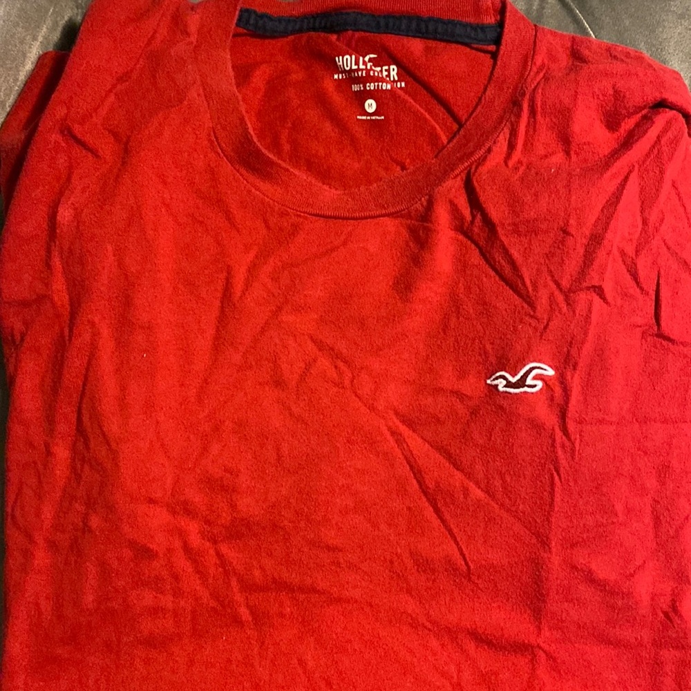 Red Hollister tee